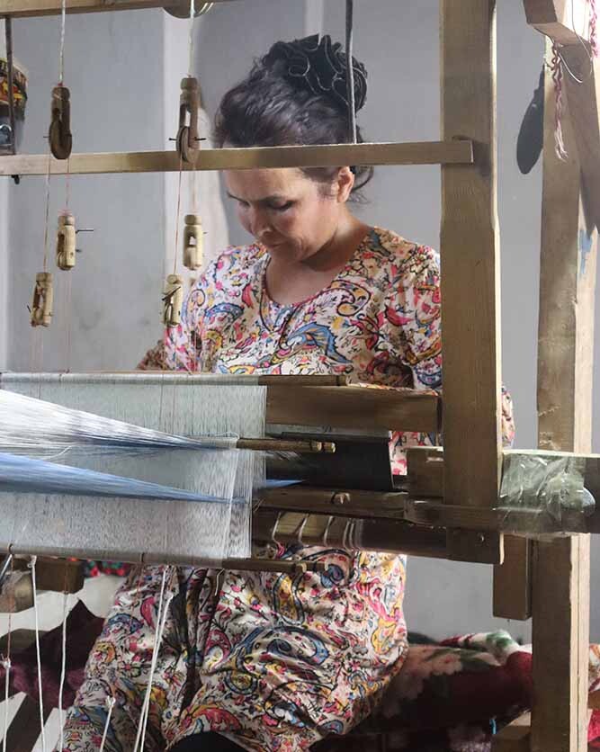 Femme kirghize travaillant sur un métier à tisser