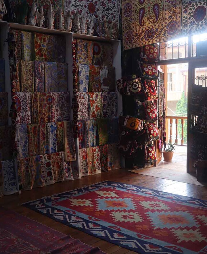 Intérieur d'une maison décoré avec des tapis traditionnels kirghizes et des tentures