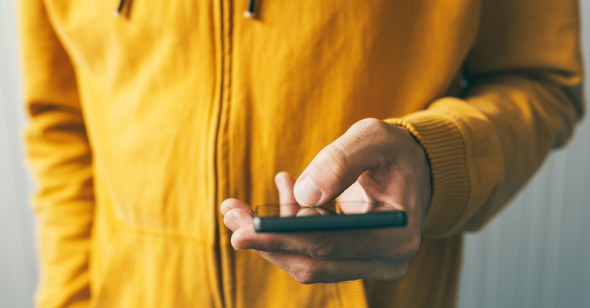 Jeune homme tenant un smartphone